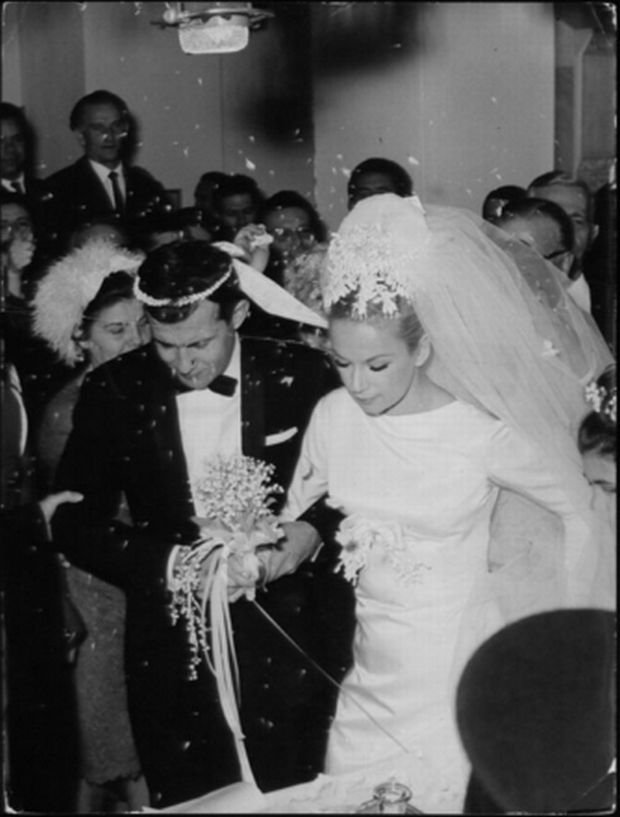 Ο γάμος της Αλίκης Βουγιουκλάκη και του Δημήτρη Παπαμιχαήλ, 53 χρόνια πριν -Το Givenchy νυφικό από τη... Νίτσα και το ξύλο [εικόνες] | iefimerida.gr 3