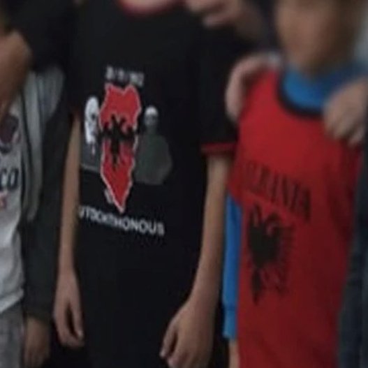 Xάρτης της «Μεγάλης Αλβανίας» σε μπλουζάκι μαθητή, στην Κρήτη [εικόνες]  | iefimerida.gr 1