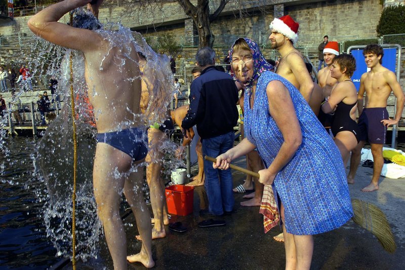 Στη Ρώμη τα Θεοφάνεια ντύνονται μαγισσούλες και μοιράζουν ζαχαρωτά [εικόνες] | iefimerida.gr 3