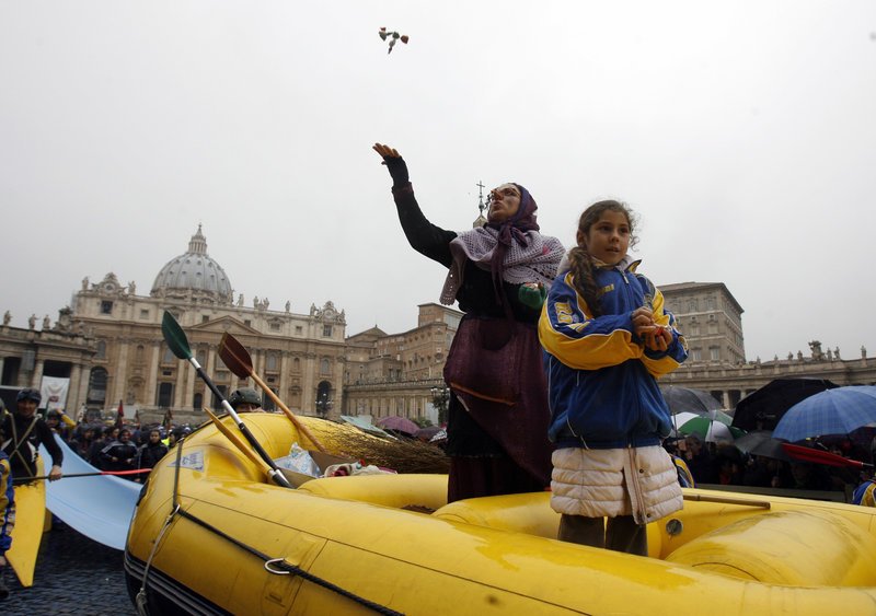 Στη Ρώμη τα Θεοφάνεια ντύνονται μαγισσούλες και μοιράζουν ζαχαρωτά [εικόνες] | iefimerida.gr 1
