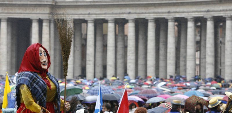 Στη Ρώμη τα Θεοφάνεια ντύνονται μαγισσούλες και μοιράζουν ζαχαρωτά [εικόνες] | iefimerida.gr 0