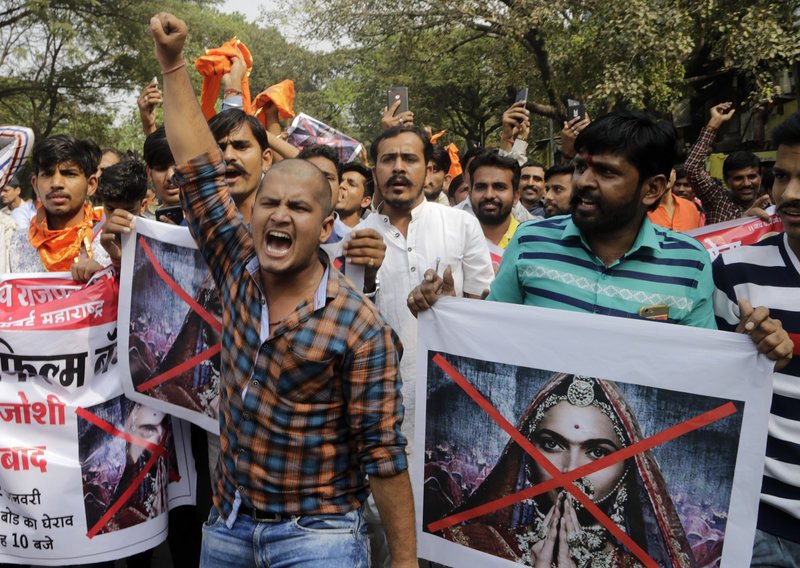 Ινδία: Βίαια επεισόδια έξω από κινηματογράφους -Φιλμ παρουσιάζει love story της βασίλισσας [εικόνες] | iefimerida.gr 5