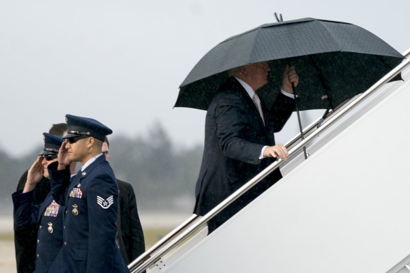 «Τζέντλεμαν»... ο Τραμπ: Καλύφθηκε με την ομπρέλα του και άφησε τη Μελάνια και τον Μπάρον να βρέχονται! [εικόνες] | iefimerida.gr 0