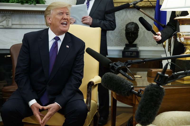 Ο Τραμπ πέξαξε έξω από το Οβάλ Γραφείο δημοσιογράφο του CNN! [εικόνες & βίντεο]  | iefimerida.gr 1