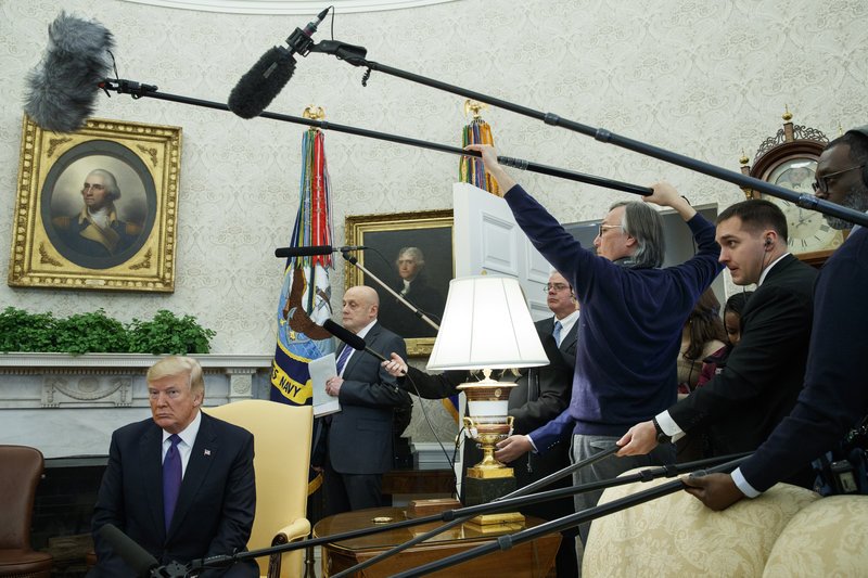 Ο Τραμπ πέξαξε έξω από το Οβάλ Γραφείο δημοσιογράφο του CNN! [εικόνες & βίντεο]  | iefimerida.gr 0