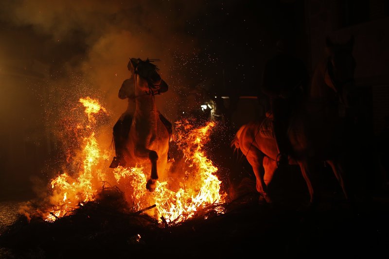 Το αμφιλεγόμενο ισπανικό έθιμο για τη γιορτή του Αγίου Αντωνίου -Αλογα πηδούν μέσα από φωτιές [εικόνες] | iefimerida.gr 2