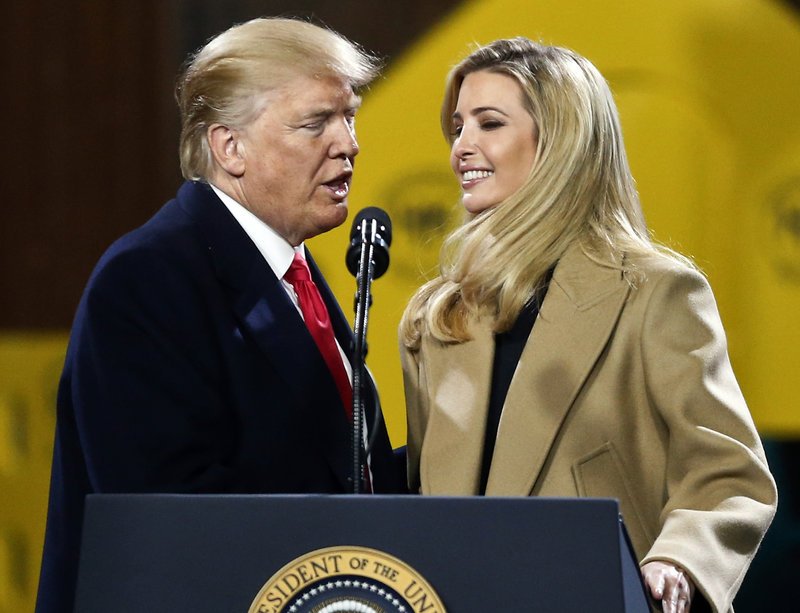 Σούσουρο στις ΗΠΑ για το «τολμηρό» φιλί που έδωσε ο Τραμπ στην κόρη του, Ιβάνκα [βίντεο]  | iefimerida.gr 1