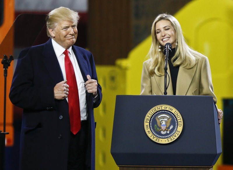 Σούσουρο στις ΗΠΑ για το «τολμηρό» φιλί που έδωσε ο Τραμπ στην κόρη του, Ιβάνκα [βίντεο]  | iefimerida.gr 0