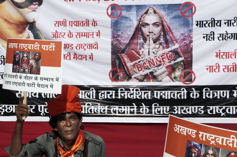 Ινδία: Βίαια επεισόδια έξω από κινηματογράφους -Φιλμ παρουσιάζει love story της βασίλισσας [εικόνες] | iefimerida.gr 4