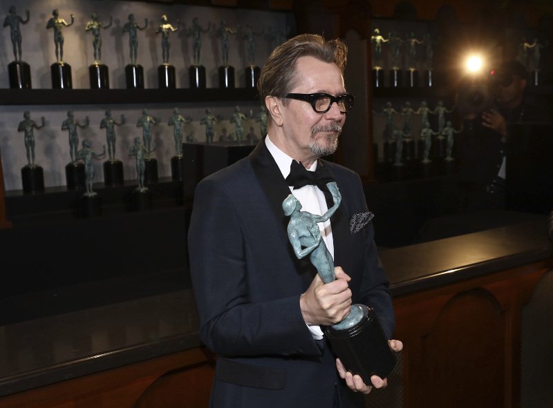 Πάλι αγνώριστος ο Γκάρι Ολντμαν παρέλαβε κι άλλο βραβείο για τον Τσόρτσιλ -Ολοι οι νικητές [εικόνες]  | iefimerida.gr 4