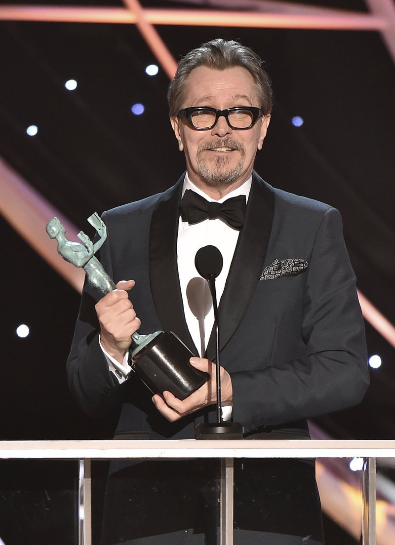 Πάλι αγνώριστος ο Γκάρι Ολντμαν παρέλαβε κι άλλο βραβείο για τον Τσόρτσιλ -Ολοι οι νικητές [εικόνες]  | iefimerida.gr 3