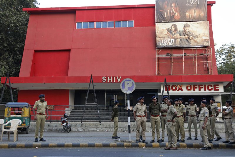 Ινδία: Βίαια επεισόδια έξω από κινηματογράφους -Φιλμ παρουσιάζει love story της βασίλισσας [εικόνες] | iefimerida.gr 3