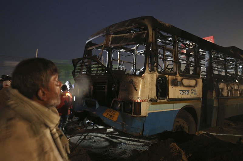 Ινδία: Βίαια επεισόδια έξω από κινηματογράφους -Φιλμ παρουσιάζει love story της βασίλισσας [εικόνες] | iefimerida.gr 0