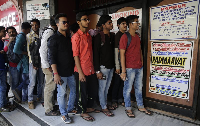 Ινδία: Βίαια επεισόδια έξω από κινηματογράφους -Φιλμ παρουσιάζει love story της βασίλισσας [εικόνες] | iefimerida.gr 2