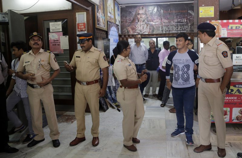 Ινδία: Βίαια επεισόδια έξω από κινηματογράφους -Φιλμ παρουσιάζει love story της βασίλισσας [εικόνες] | iefimerida.gr 1