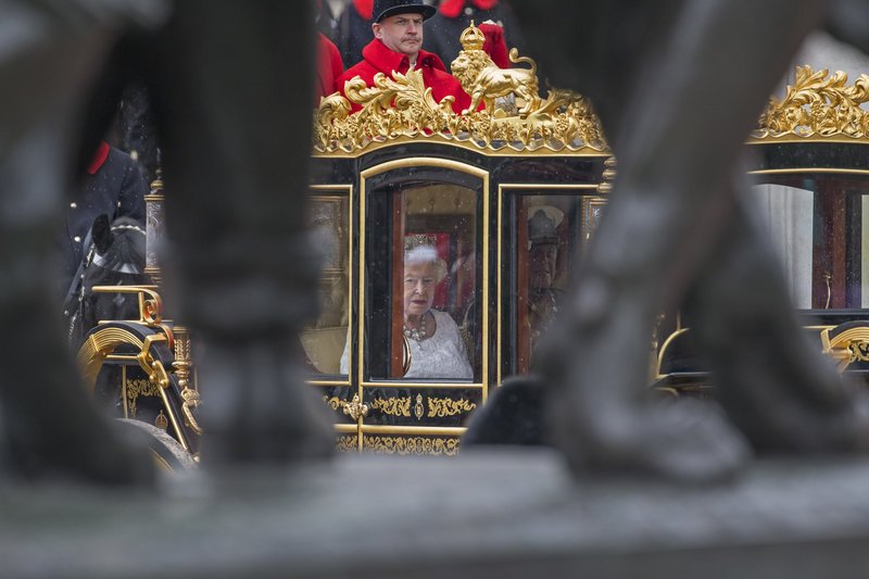 «Το στέμμα ήταν τόσο βαρύ που φοβόμουν ότι θα σπάσει ο σβέρκος μου» -Η βασίλισσα Ελισάβετ αποκαλύπτει [εικόνες] | iefimerida.gr 5
