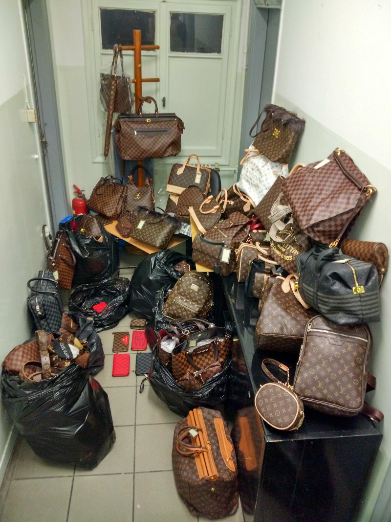 Κεντρικά μαγαζιά στη Θεσσαλονίκη πουλούσαν «μαϊμού» τσάντες, ζώνες & φουλάρια [εικόνα] | iefimerida.gr 0