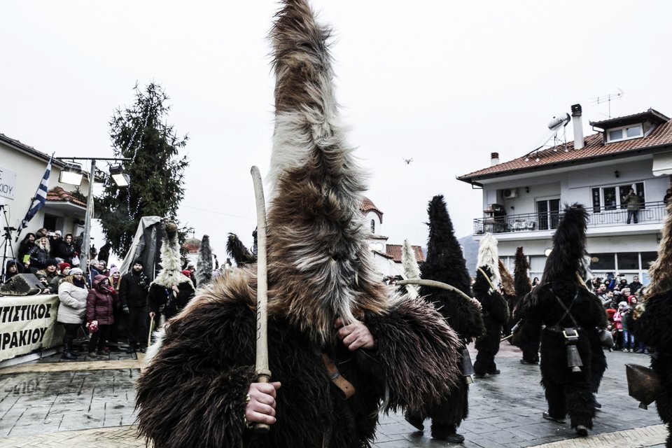 Ερχονται τα Φώτα -Οι Αράπηδες, τα Μπαμπούγερα, οι Μωμόγεροι και η Καμήλα [εικόνες & βίντεο] | iefimerida.gr 0