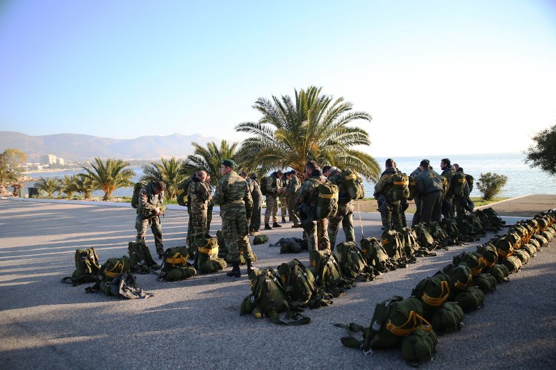 Ο αρχηγός του ΓΕΕΘΑ θυμήθηκε τα παλιά -Εκανε άλμα με αλεξίπτωτο και κατάδυση [εικόνες & βίντεο] | iefimerida.gr 0