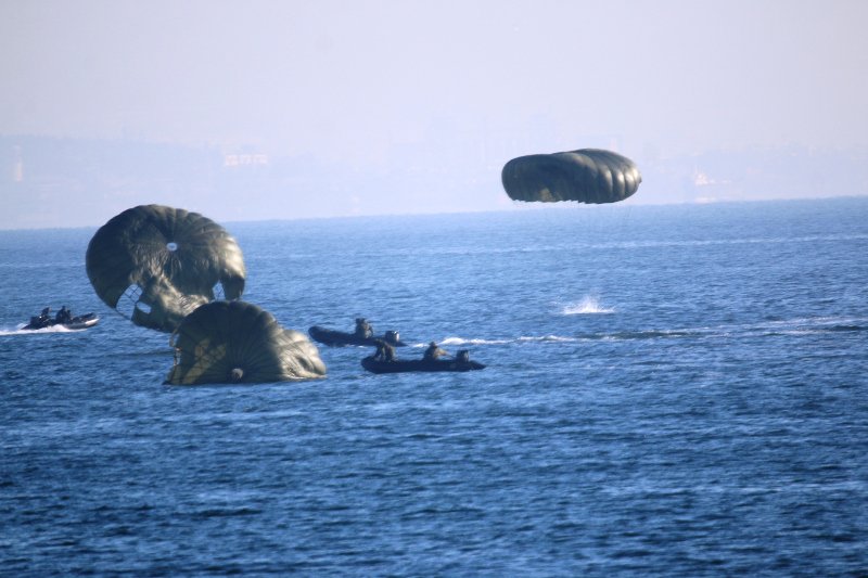 Ο αρχηγός του ΓΕΕΘΑ θυμήθηκε τα παλιά -Εκανε άλμα με αλεξίπτωτο και κατάδυση [εικόνες & βίντεο] | iefimerida.gr 9