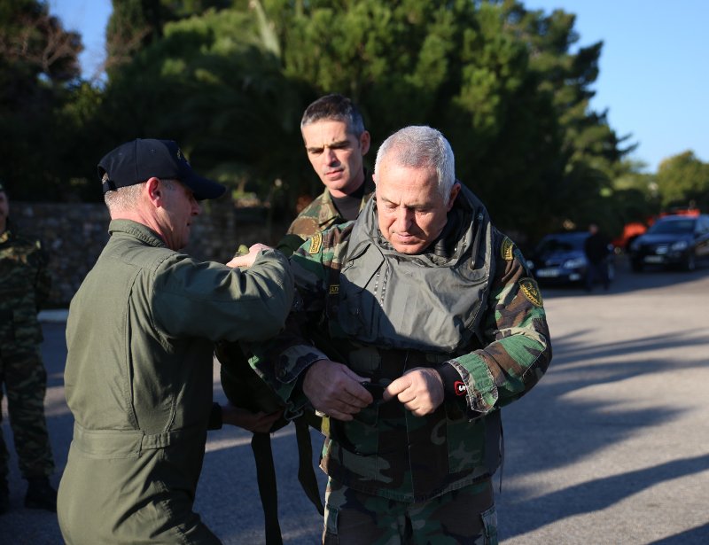 Ο αρχηγός του ΓΕΕΘΑ θυμήθηκε τα παλιά -Εκανε άλμα με αλεξίπτωτο και κατάδυση [εικόνες & βίντεο] | iefimerida.gr 1