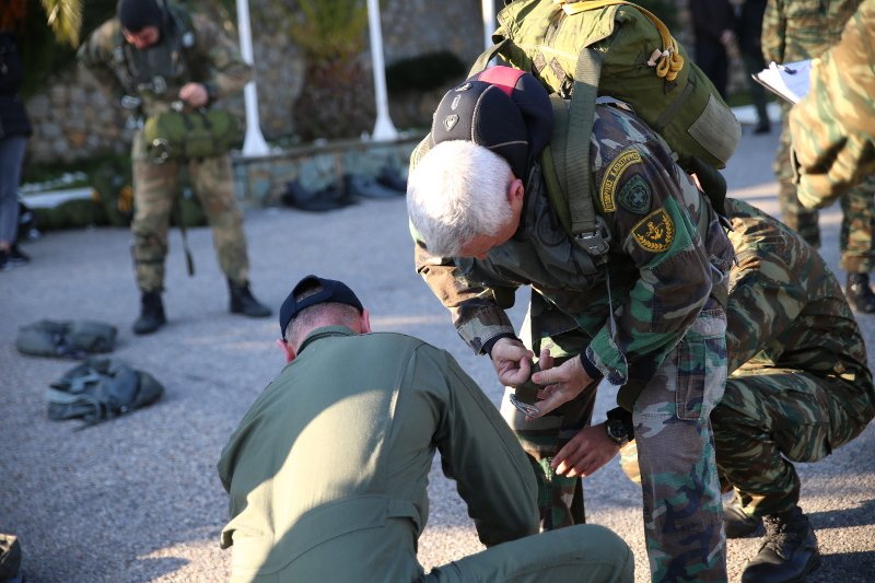 Ο αρχηγός του ΓΕΕΘΑ θυμήθηκε τα παλιά -Εκανε άλμα με αλεξίπτωτο και κατάδυση [εικόνες & βίντεο] | iefimerida.gr 2