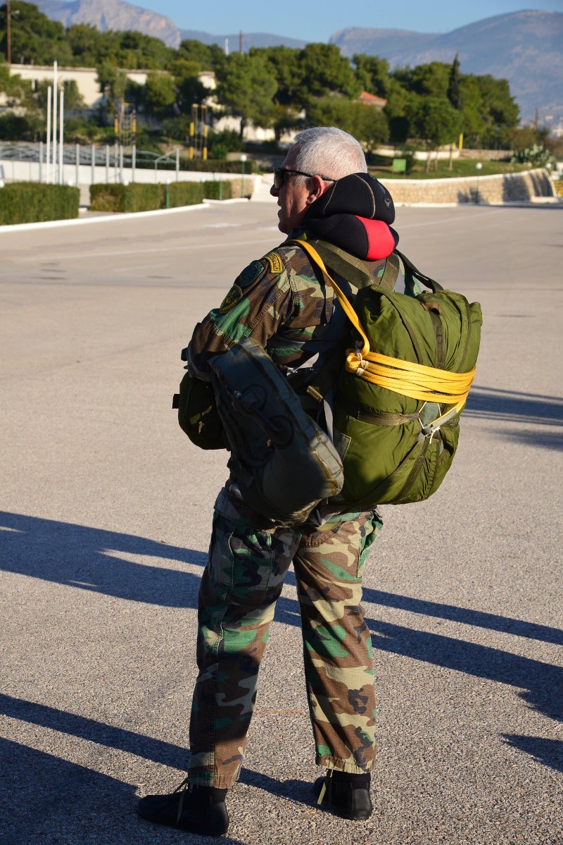 Ο αρχηγός του ΓΕΕΘΑ θυμήθηκε τα παλιά -Εκανε άλμα με αλεξίπτωτο και κατάδυση [εικόνες & βίντεο] | iefimerida.gr 3