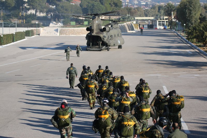 Ο αρχηγός του ΓΕΕΘΑ θυμήθηκε τα παλιά -Εκανε άλμα με αλεξίπτωτο και κατάδυση [εικόνες & βίντεο] | iefimerida.gr 4