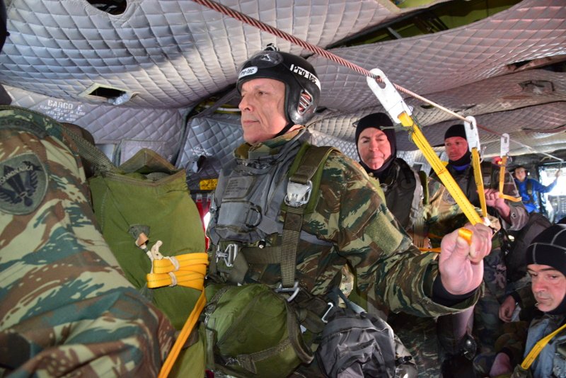 Ο αρχηγός του ΓΕΕΘΑ θυμήθηκε τα παλιά -Εκανε άλμα με αλεξίπτωτο και κατάδυση [εικόνες & βίντεο] | iefimerida.gr 5