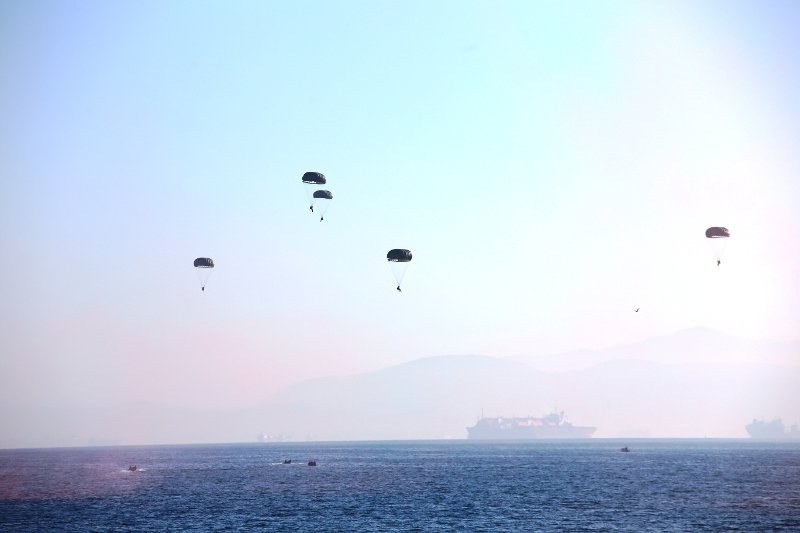 Ο αρχηγός του ΓΕΕΘΑ θυμήθηκε τα παλιά -Εκανε άλμα με αλεξίπτωτο και κατάδυση [εικόνες & βίντεο] | iefimerida.gr 7
