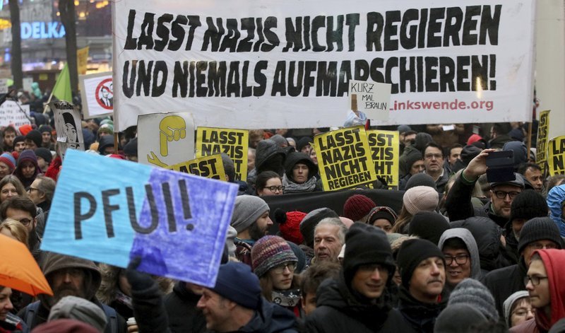 Βιέννη: Χιλιάδες διαδηλωτές στους δρόμους κατά της κυβέρνησης [εικόνες] | iefimerida.gr 0