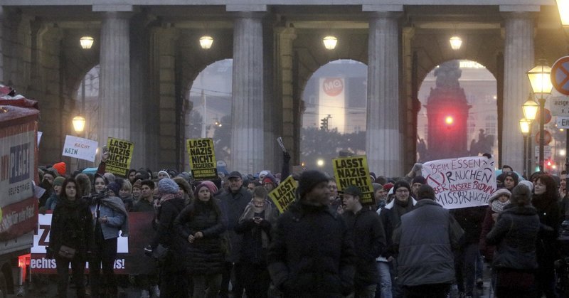 Βιέννη: Χιλιάδες διαδηλωτές στους δρόμους κατά της κυβέρνησης [εικόνες] | iefimerida.gr 1
