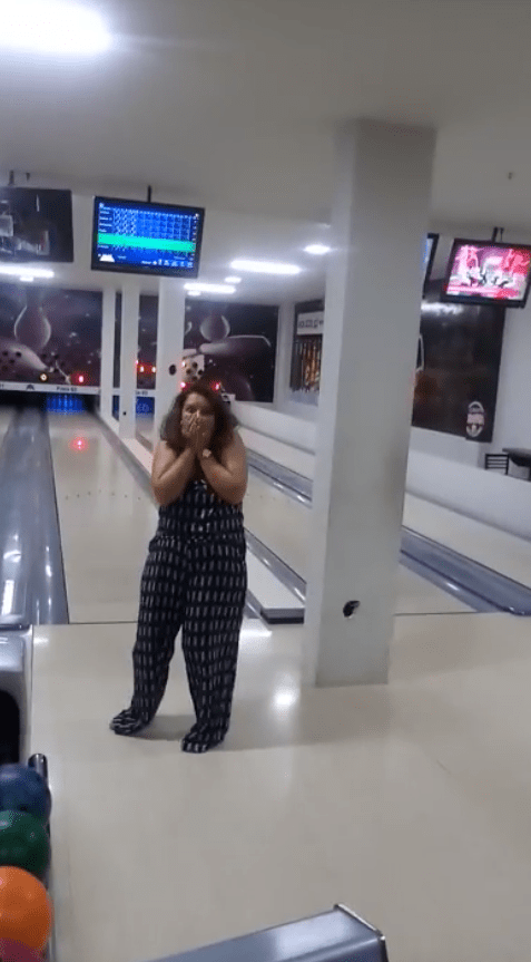 Η χειρότερη παίκτρια μπόουλιγνκ.... ονειρευόταν στράικ, αλλά έσπασε την οθόνη από πάνω της [βίντεο] | iefimerida.gr 1