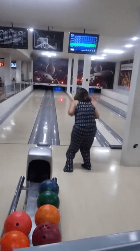 Η χειρότερη παίκτρια μπόουλιγνκ.... ονειρευόταν στράικ, αλλά έσπασε την οθόνη από πάνω της [βίντεο] | iefimerida.gr 0