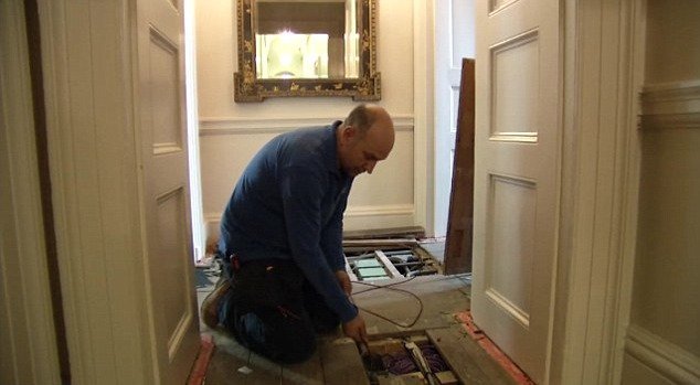 Οσα απίστευτα βρήκαν κρυμμένα κάτω από πάτωμα στο Μπάκιγχαμ -Ενώ έκαναν ανακαίνιση [εικόνες & βίντεο] | iefimerida.gr 3