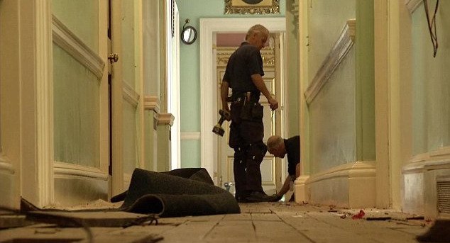 Οσα απίστευτα βρήκαν κρυμμένα κάτω από πάτωμα στο Μπάκιγχαμ -Ενώ έκαναν ανακαίνιση [εικόνες & βίντεο] | iefimerida.gr 1