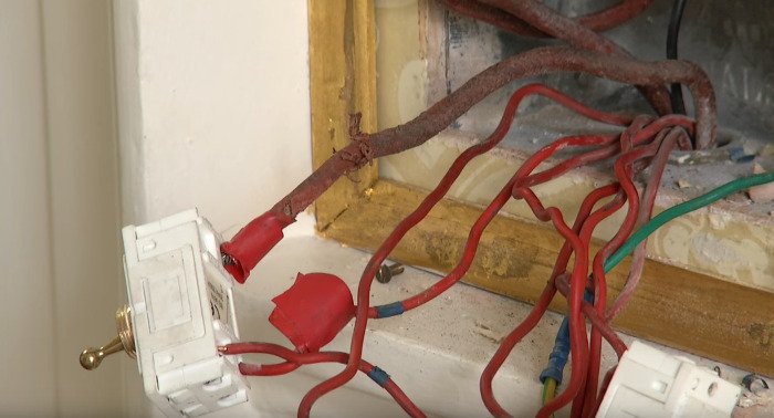 Οσα απίστευτα βρήκαν κρυμμένα κάτω από πάτωμα στο Μπάκιγχαμ -Ενώ έκαναν ανακαίνιση [εικόνες & βίντεο] | iefimerida.gr 0