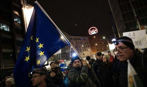 H Βουλγαρία στην προεδρία της ΕΕ και σε κλοιό διαδηλώσεων -Χιλιάδες στους δρόμους της Σόφιας [εικόνες] | iefimerida.gr 1