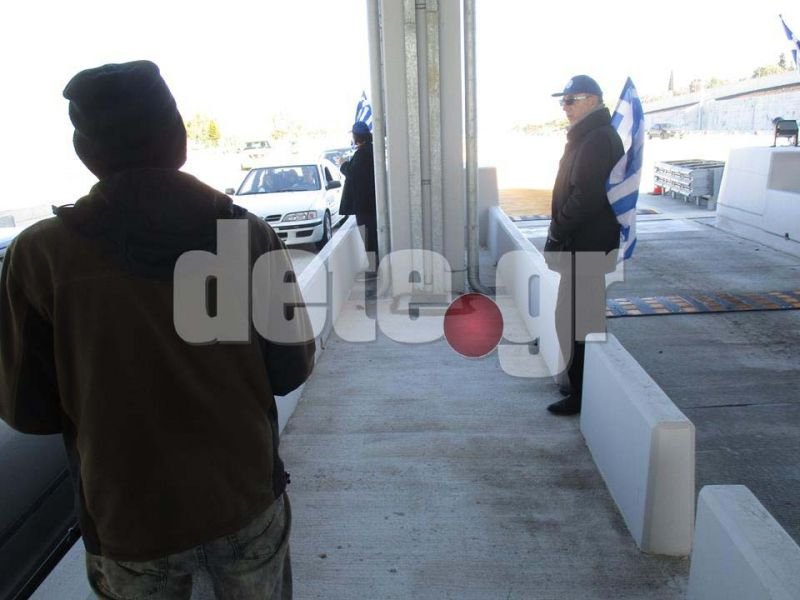 Απτόητοι οι οπαδοί του καταζητούμενου Σώρρα: Μοίραζαν φυλλάδια στα διόδια του Ρίου [εικόνες] | iefimerida.gr 4