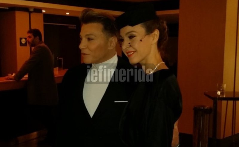 O Ζαχαράτος αφιερώνει την παράσταση «Καμπαρέ» στη Βουγιουκλάκη -Με μαύρο βέλο η Τάμτα [εικόνες] | iefimerida.gr 1