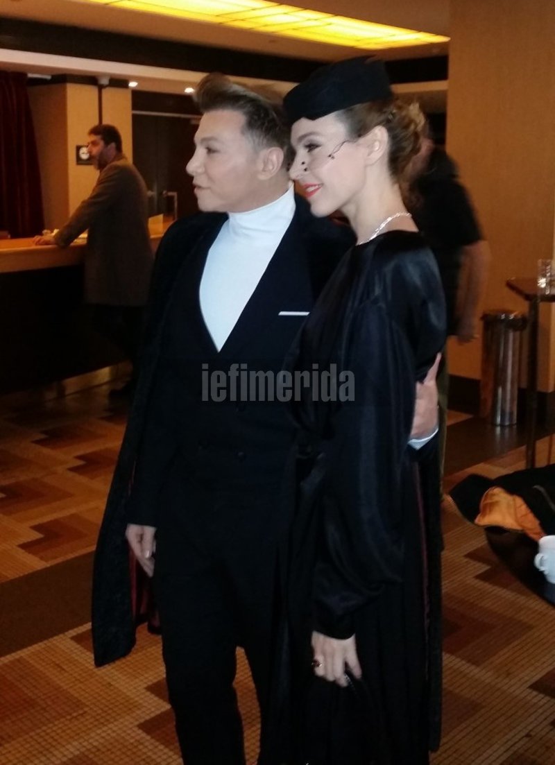 O Ζαχαράτος αφιερώνει την παράσταση «Καμπαρέ» στη Βουγιουκλάκη -Με μαύρο βέλο η Τάμτα [εικόνες] | iefimerida.gr 2