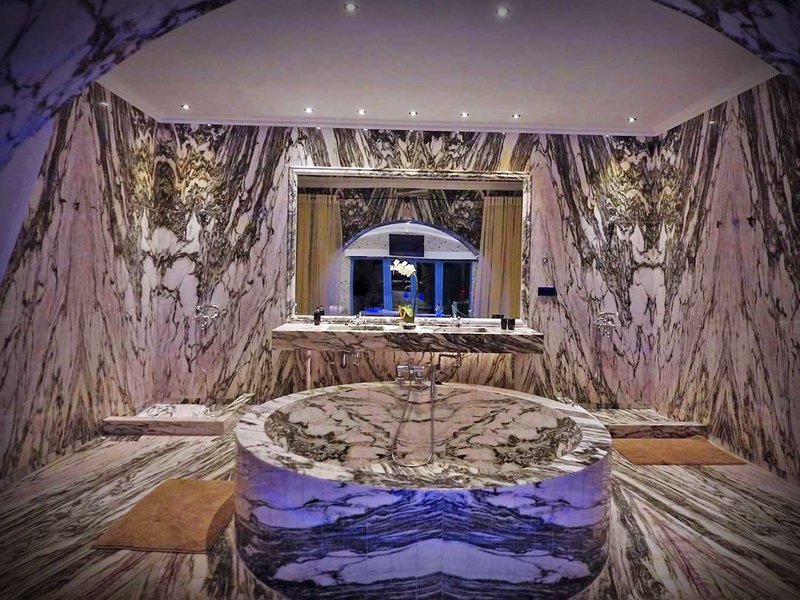 Ο «άρχοντας της Ιου» ανοίγει ένα από τα κορυφαία ξενοδοχεία του 2018 [εικόνες & βίντεο] | iefimerida.gr 2