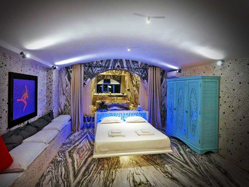 Ο «άρχοντας της Ιου» ανοίγει ένα από τα κορυφαία ξενοδοχεία του 2018 [εικόνες & βίντεο] | iefimerida.gr 3