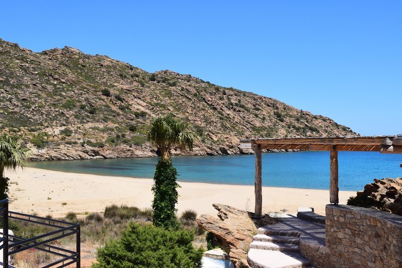 Ο «άρχοντας της Ιου» ανοίγει ένα από τα κορυφαία ξενοδοχεία του 2018 [εικόνες & βίντεο] | iefimerida.gr 4