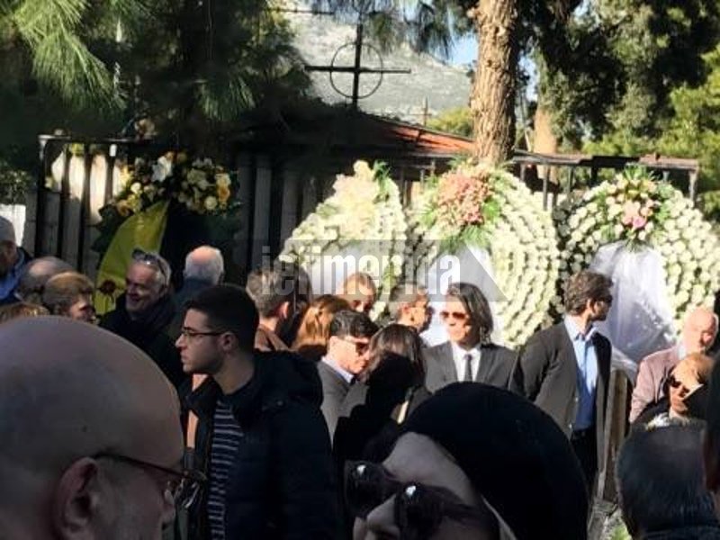 Συγκίνηση στην κηδεία του Τζίμη Πανούση -Καλλιτέχνες και πολιτικοί είπαν το τελευταίο αντίο [εικόνες & βίντεο] | iefimerida.gr 6