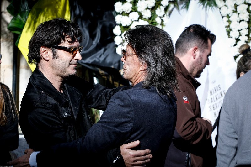 Συγκίνηση στην κηδεία του Τζίμη Πανούση -Καλλιτέχνες και πολιτικοί είπαν το τελευταίο αντίο [εικόνες & βίντεο] | iefimerida.gr 8