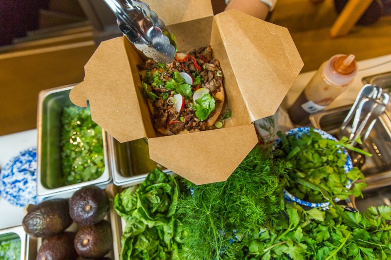 Hoocut: Οι μάγειρες του Cookoovaya δείχνουν πώς φτιάχνεται το πιο γκουρμέ σουβλάκι της Αθήνας [εικόνες] | iefimerida.gr 1