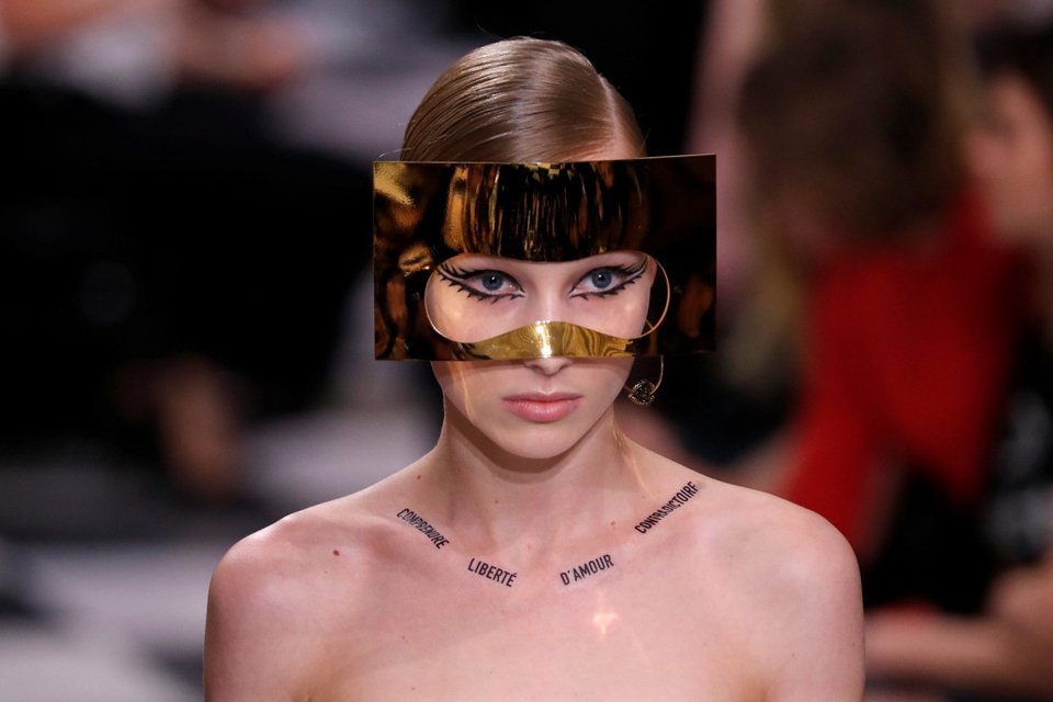 12+1 δημιουργίες που ξεχώρισαν στην Paris Haute Couture Week | iefimerida.gr 11