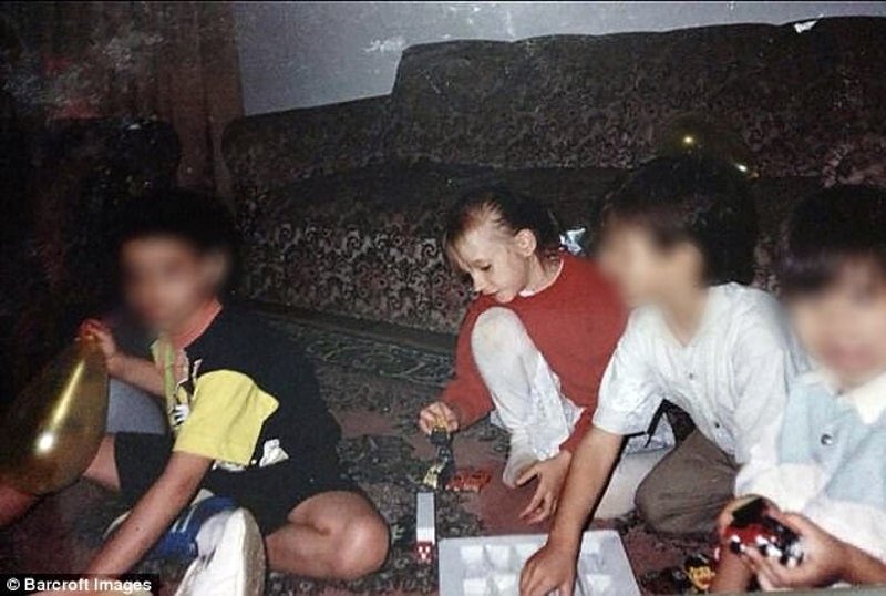 «Οπως μάθαμε να βουρτσίζουμε τα δόντια μας, μάθαμε να κάνουμε σεξ» -Μέσα στην αίρεση «Τα παιδιά του Θεού» [εικόνες] | iefimerida.gr 0