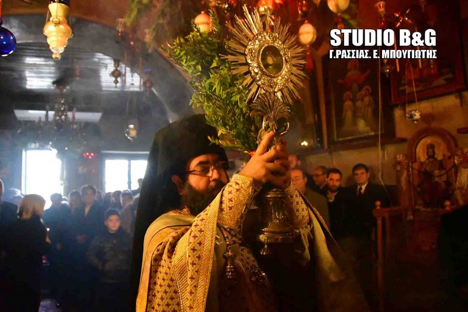 Αργος: Αναβίωσε και φέτος το έθιμο με τα αγιασμένα πορτοκάλια [εικόνες] | iefimerida.gr 2